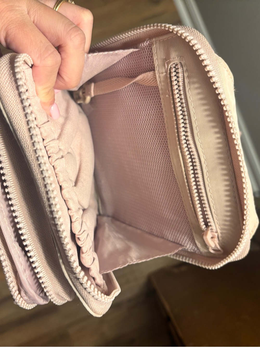 Beis Crossbody - Picture 3 of 4
